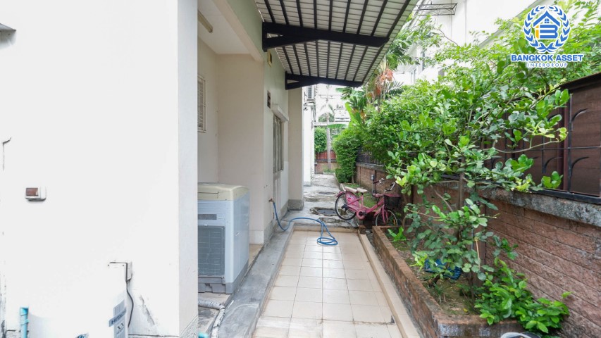 บ้านเดี่ยวมือสองย่านนนทบุรีฯ ม.คาซ่าแกรนด์ รัตนาธิเบศร์-ราชพฤกษ์ เนื้อที่กว้างขวางมากถึง 111 ตร.ว. ฟังก์ชัน 4 ห้องนอน 5 ห้องน้ำ ที่จอดรถ 5 คัน แถมฟรี! เครื่องปรับอากาศ 7 เครื่อง บนทำเลแห่งการเดินทาง ใกล้รถไฟฟ้าสายสีม่วง "สถานีบางรักใหญ่"...